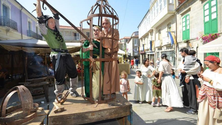 Unos vecinos se divierten en una actividad de la última edición de la Feira Franca. |   // GUSTAVO SANTOS