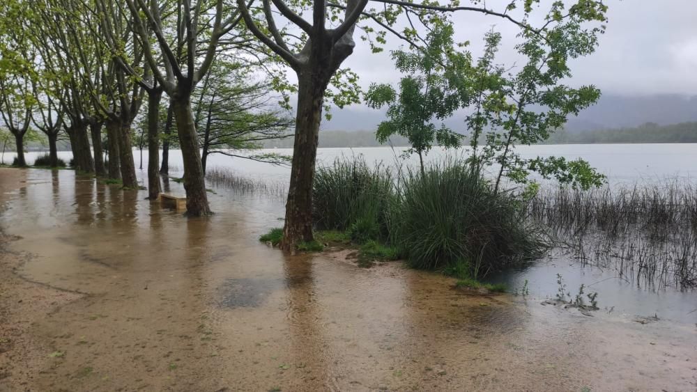 El temporal de pluja omple a vessar l'estany de Banyoles