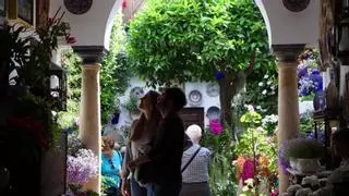 Dragos y cuernos de alce bajo la mirada del Custodio en los patios de San Lorenzo