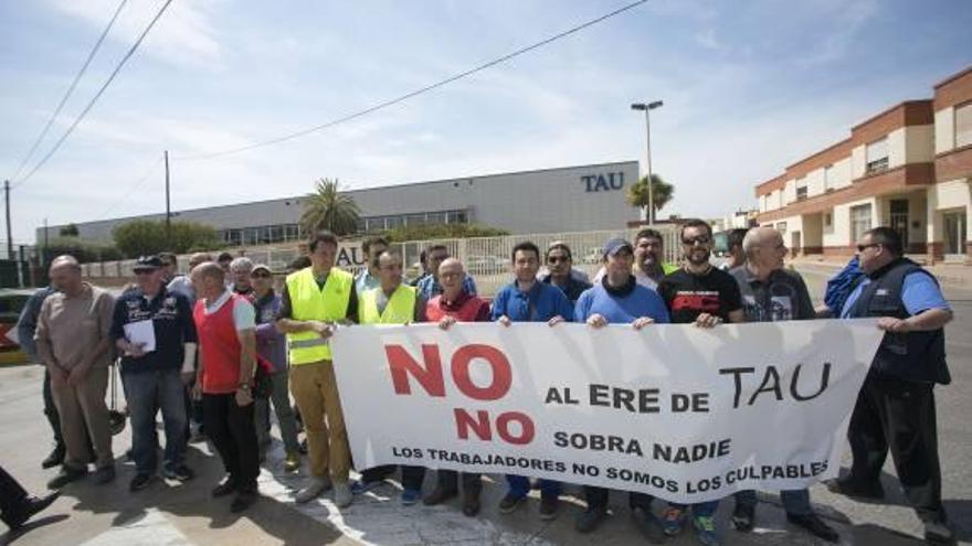 Trabajadores de TAU protestan contra el expediente de regulación
