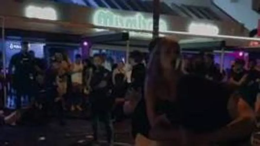 Violencia en el ocio nocturno de Las Verónicas: una brutal pelea entre turistas en plena calle