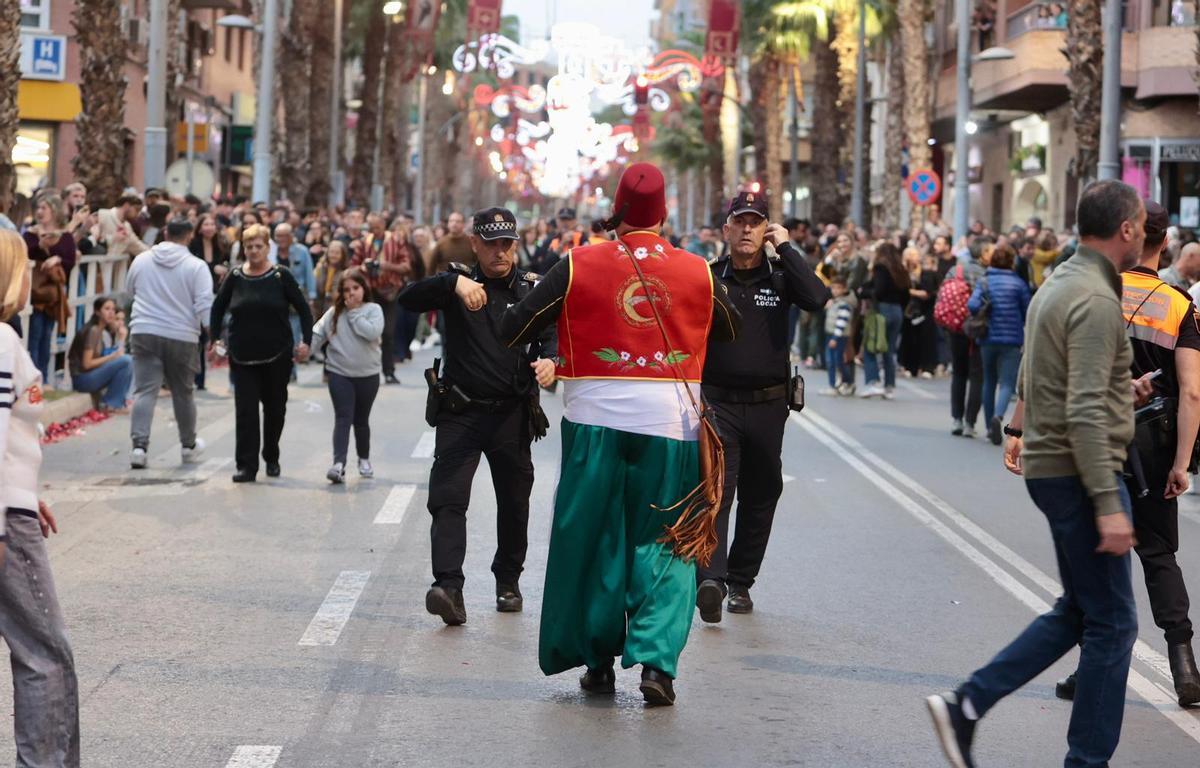 Un pequeño incendio interrumpe el desfile de Moros y Cristianos de San Vicente