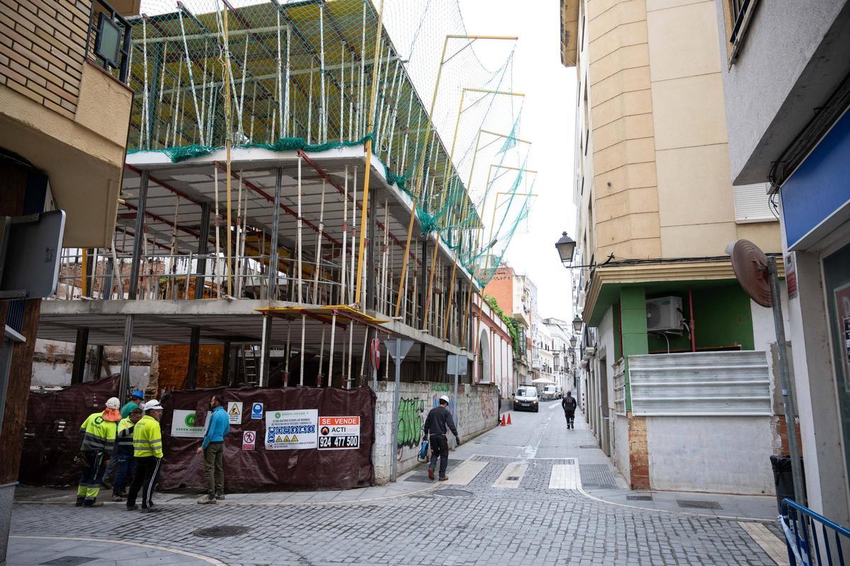 Obreros durante la construcción de un nuevo edificio en la calle Santo Domingo de Badajoz.