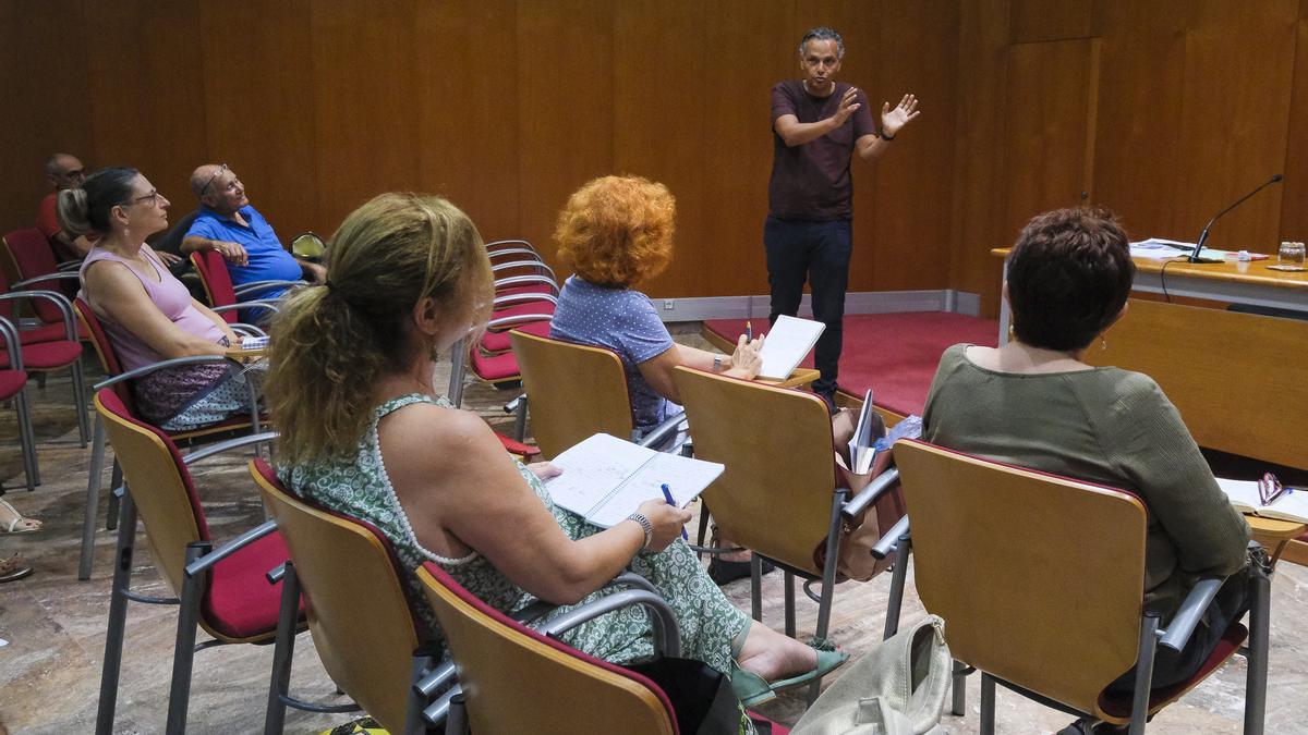 Taller intensivo de escritura impartido por Santiago Gil en la Biblioteca Pública del Estado de la capital grancanaria.