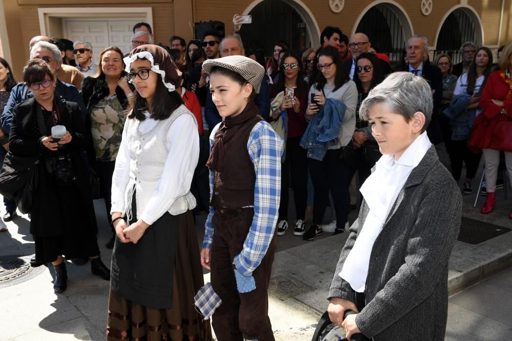 El alcalde Xulio Ferreiro y varios concejales participan en el descubrimiento de la placa de la calle que linda con la Maestranza. La enfermera llevó a América la vacuna contra la viruela en el XIX.