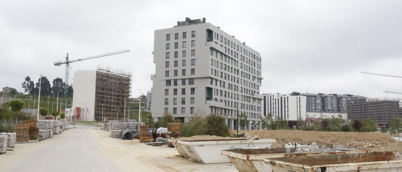 Edificios construidos y en proceso de construcción en el polígono de Xuxán. |   // IAGO LÓPEZ