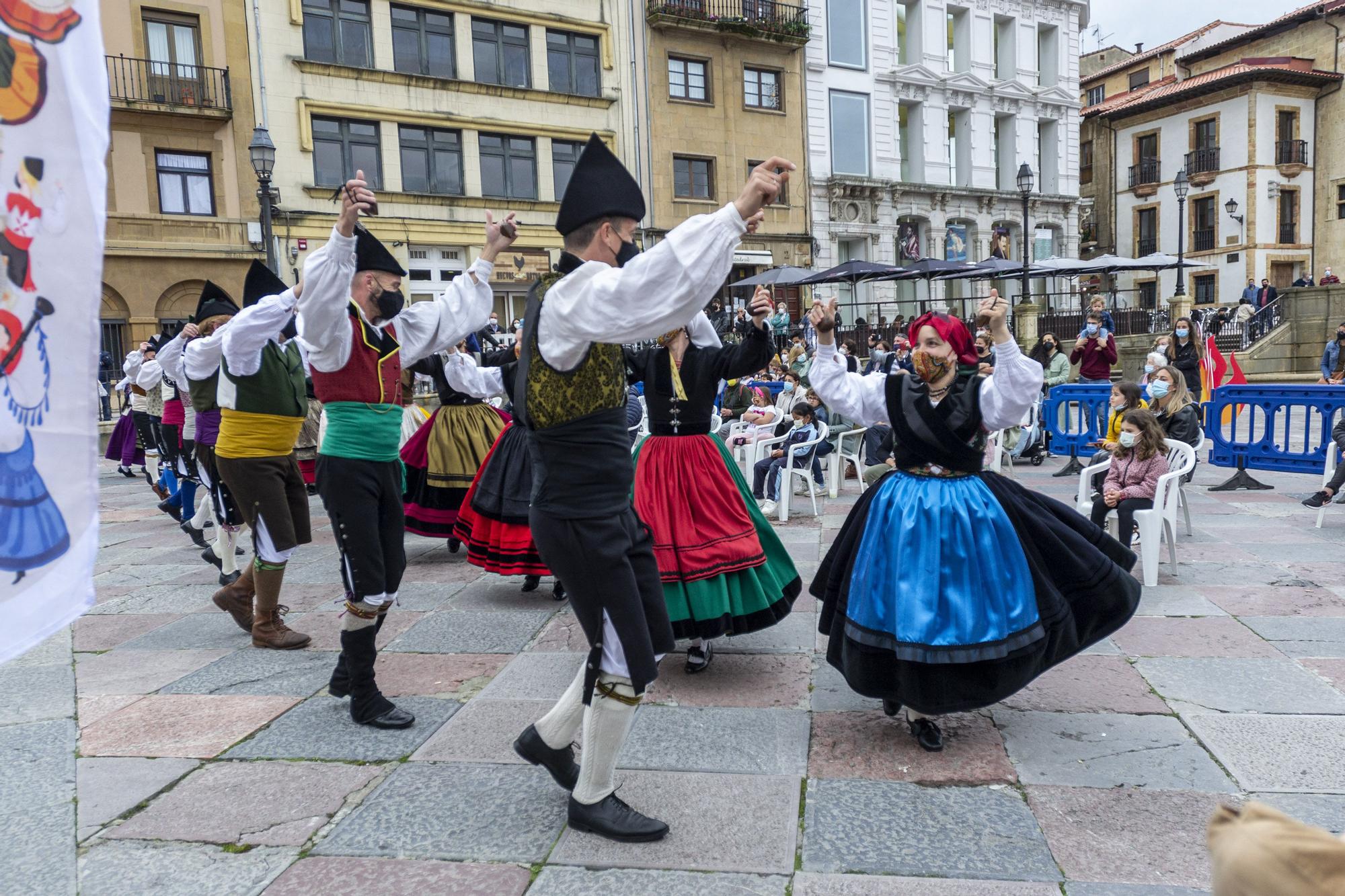 San Juan en Oviedo: juegos infantiles y bailes regionales