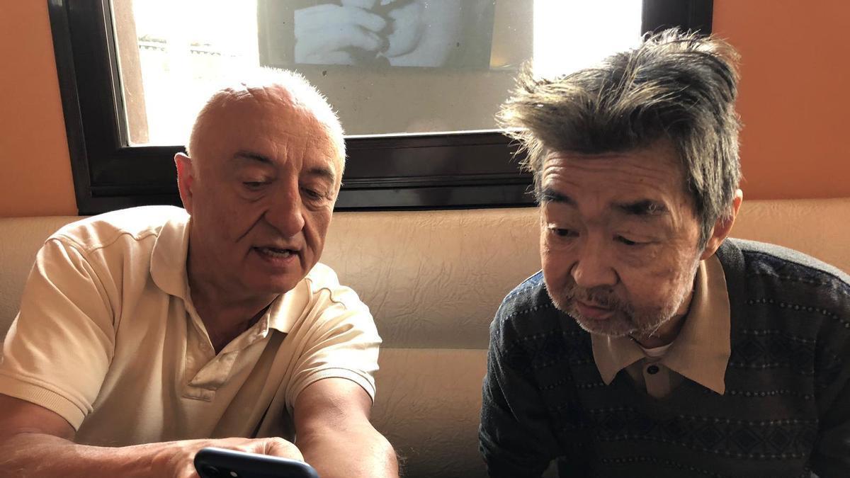 José María Martínez enseña su teléfono móvil a Takashi Aiko, "Taka", en una fotografía reciente.