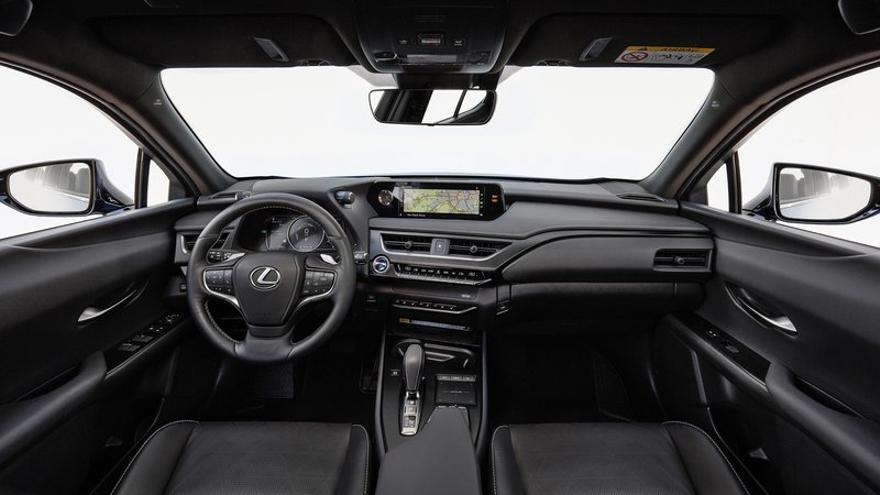 Cuando se ponga al volante del nuevo UX 300e, notará su agilidad y su sistema de dirección increíblemente preciso