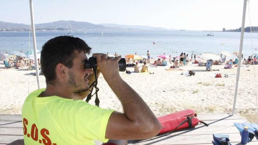 Un socorrista vigilando la playa de Rodeira, en el centro urbano de Cangas. // G.Núñez