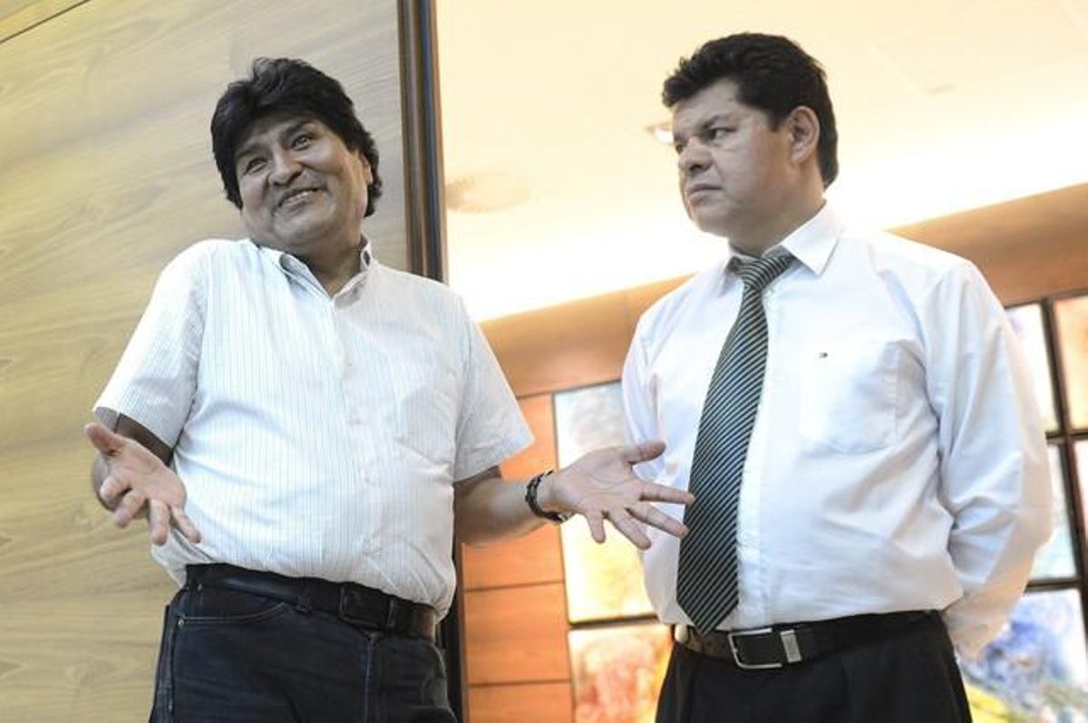 Evo Morales somriu, al costat del seu ministre de Defensa, Rubén Saavedra (dreta), a l’aeroport de Viena, ahir a la nit. Evo Morales somriu, al costat del seu ministre de Defensa, Rubén Saavedra (dreta), a l’aeroport de Viena, ahir a la nit.