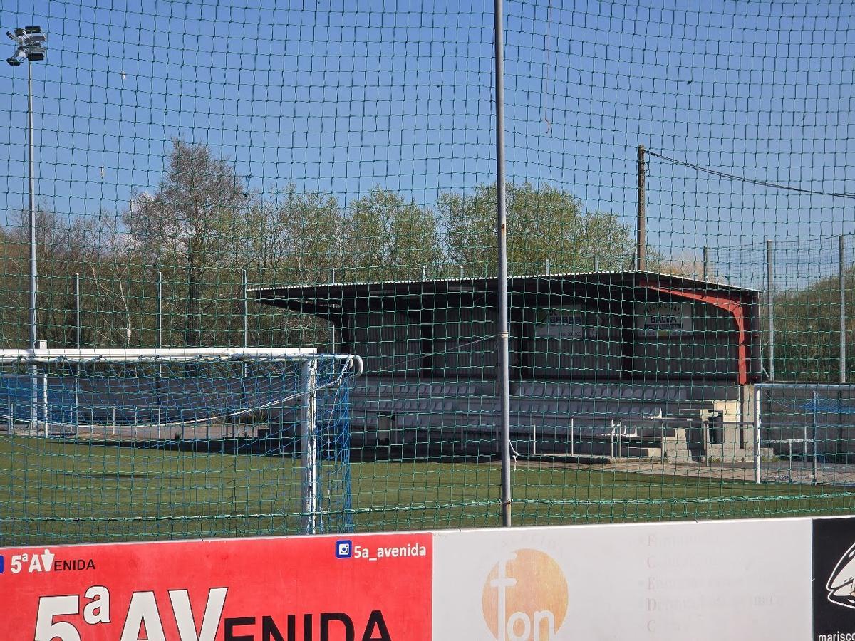 Las gradas del campo de fútbol.