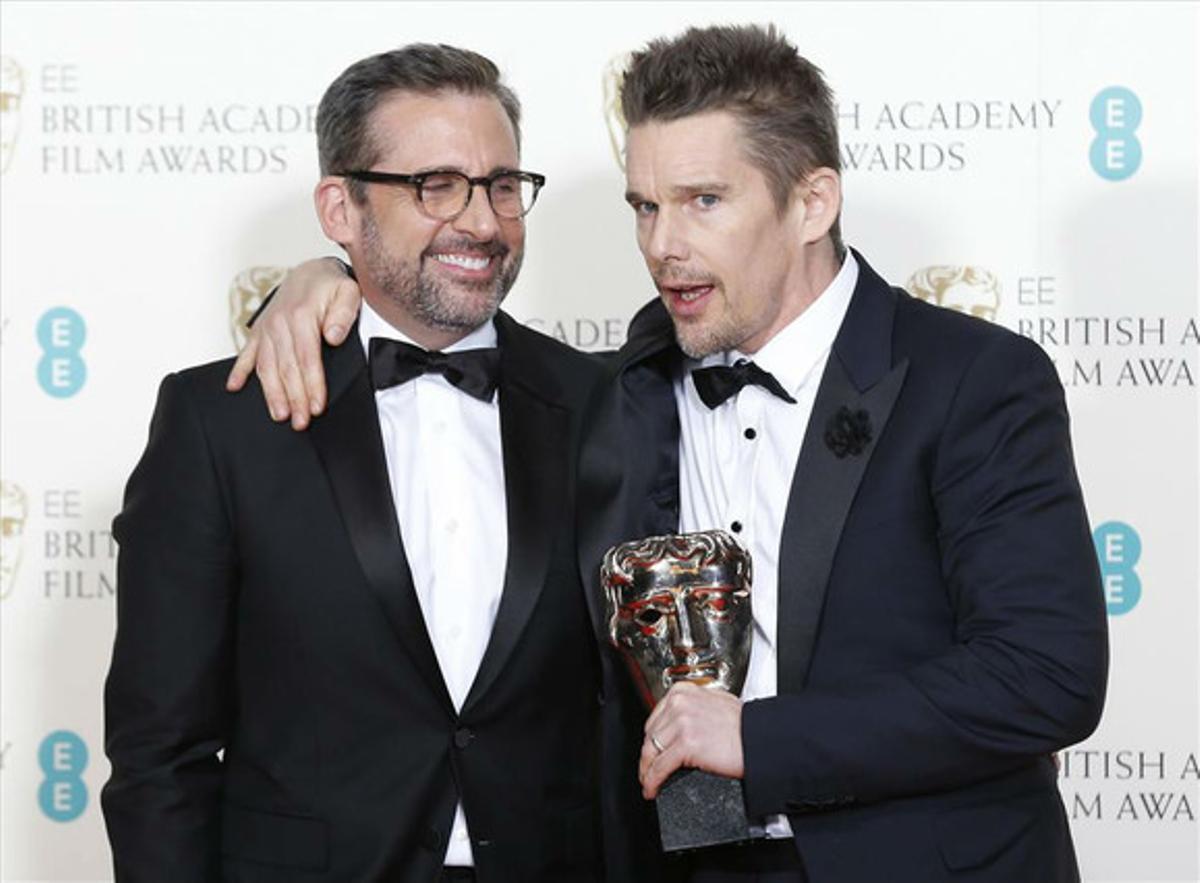 Ethan Hawke i Steve Carrell han recollit el premi a la millor pel·lícula en nom de Richard Linklater, director de ’Boyhood’.
