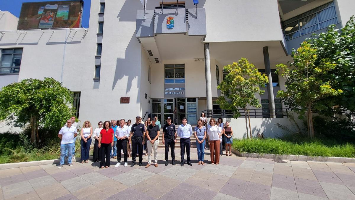 Minuto de silencio en el Ayuntamiento de Molina de Segura por el incendio en Los Gallardos.
