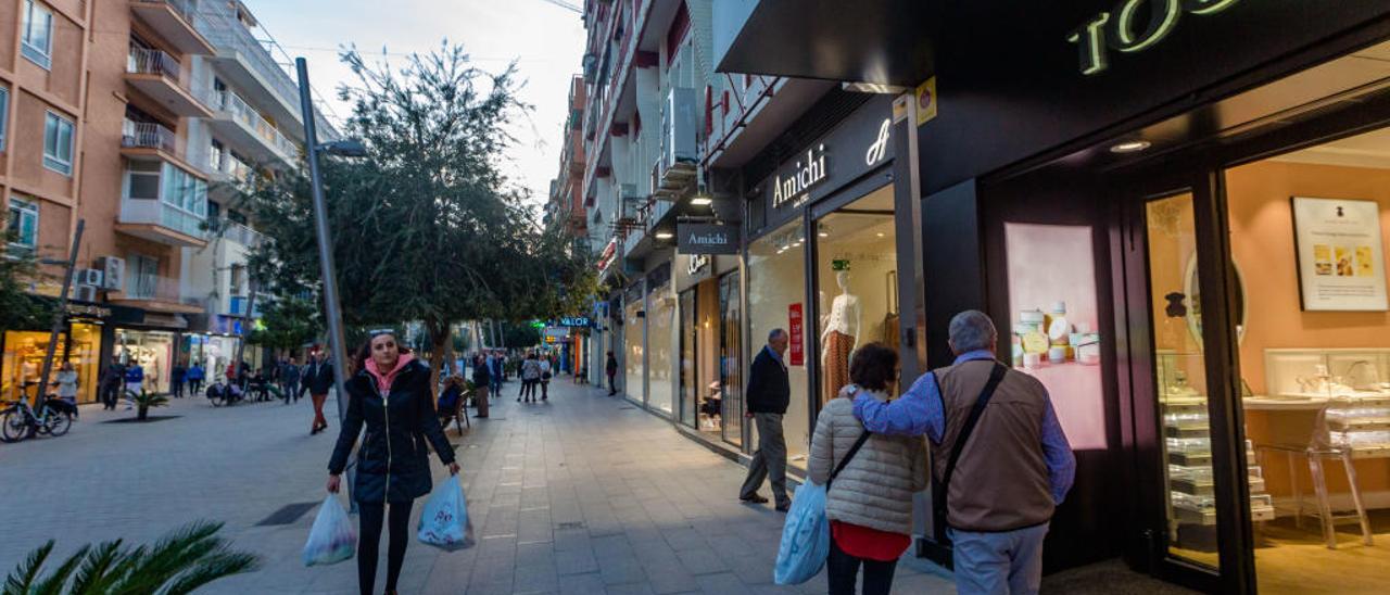 La calle Gambo es una de las de mayor concentración comercial y donde se suceden franquicias como Zara, Massimo Dutti, Amichi o Tous.