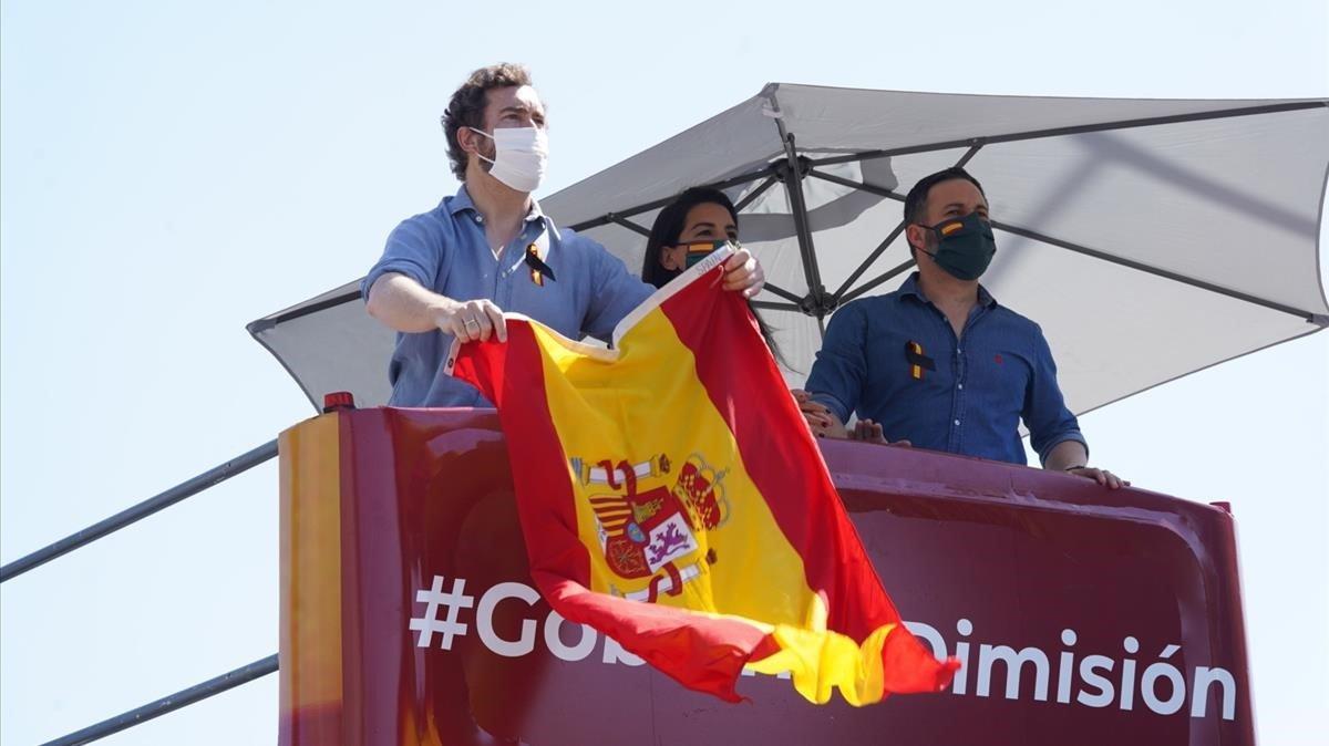 Los dirigentes de Vox, a bordo del autobús que encabezaba la marcha.