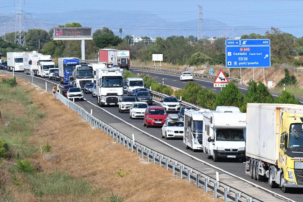 Las colas en la AP-7 en dirección hacia València este viernes en Almassora.
