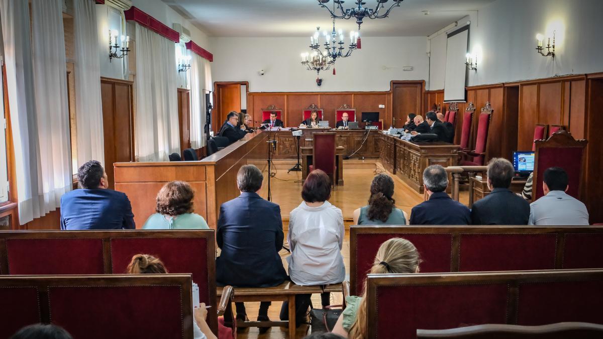 Lo acusados en el banquillo de la Audiencia Provincial de Badajoz, este martes.