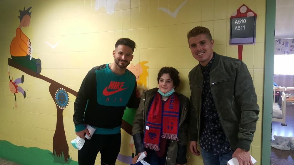 Los jugadores del Levante UD visitan el hospital