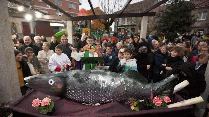 Las risas se sobrepusieron a las forzadas lágrimas de las &quot;lloronas&quot; en el Enterro do Salmón oficiado por el Padre Xiao. // Bernabé / Cris M.V.