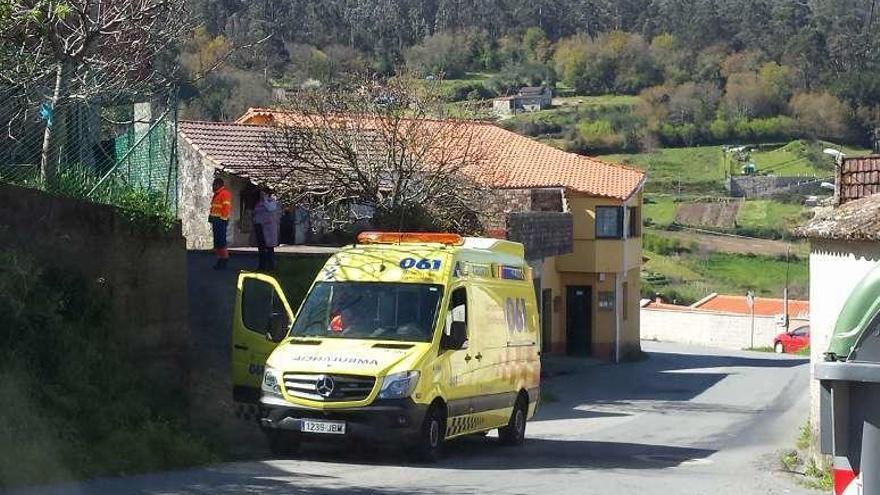 La ambulancia del 061 de Bueu ayer en O Burgo, en Cela. // G.N.