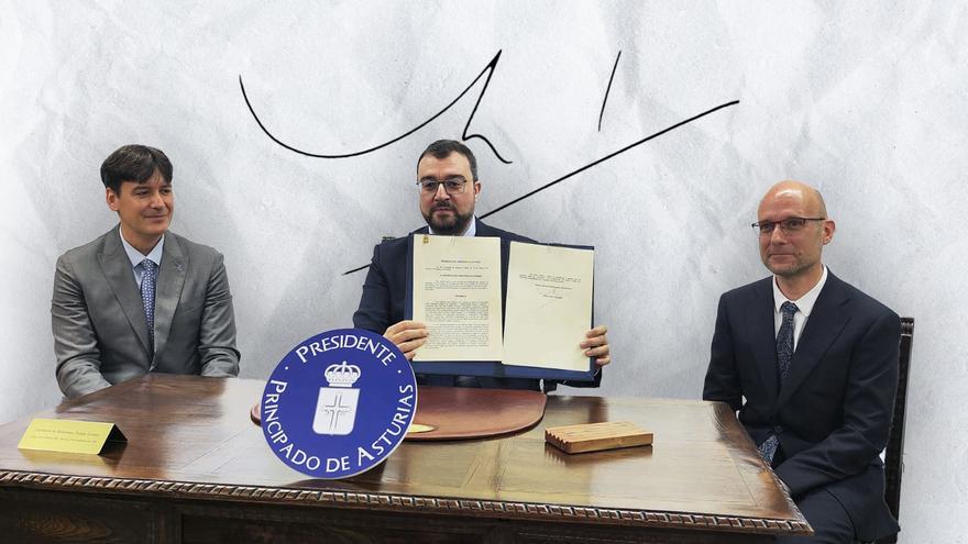 VÍDEO: Adrián Barbón firma la primera ley de Ciencia en Asturias