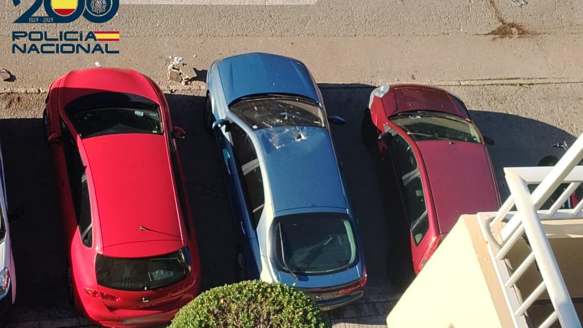 Los vehículos dañados por el sospechoso.