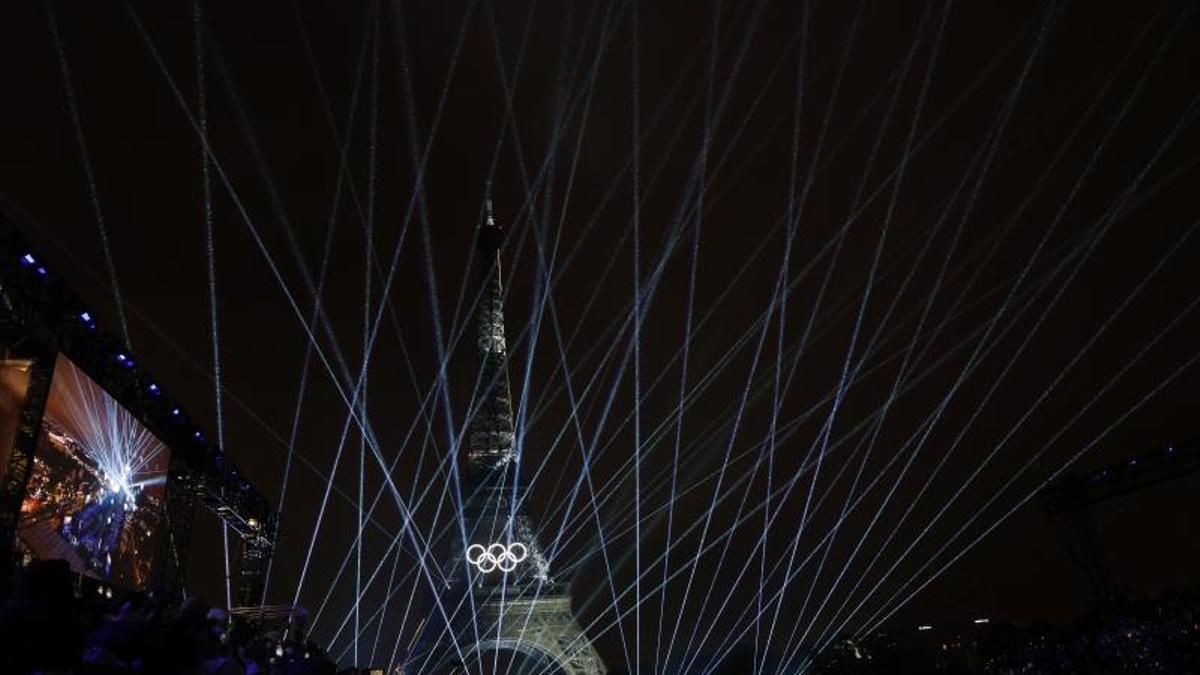 La Torre Eiffel, iluminada y vista desde la Plaza del Trocadero de París este viernes.
