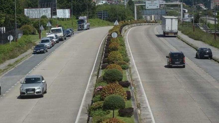 Tráfico en la Avenida de Compostela en la mañana de ayer. // Rafa Vázquez