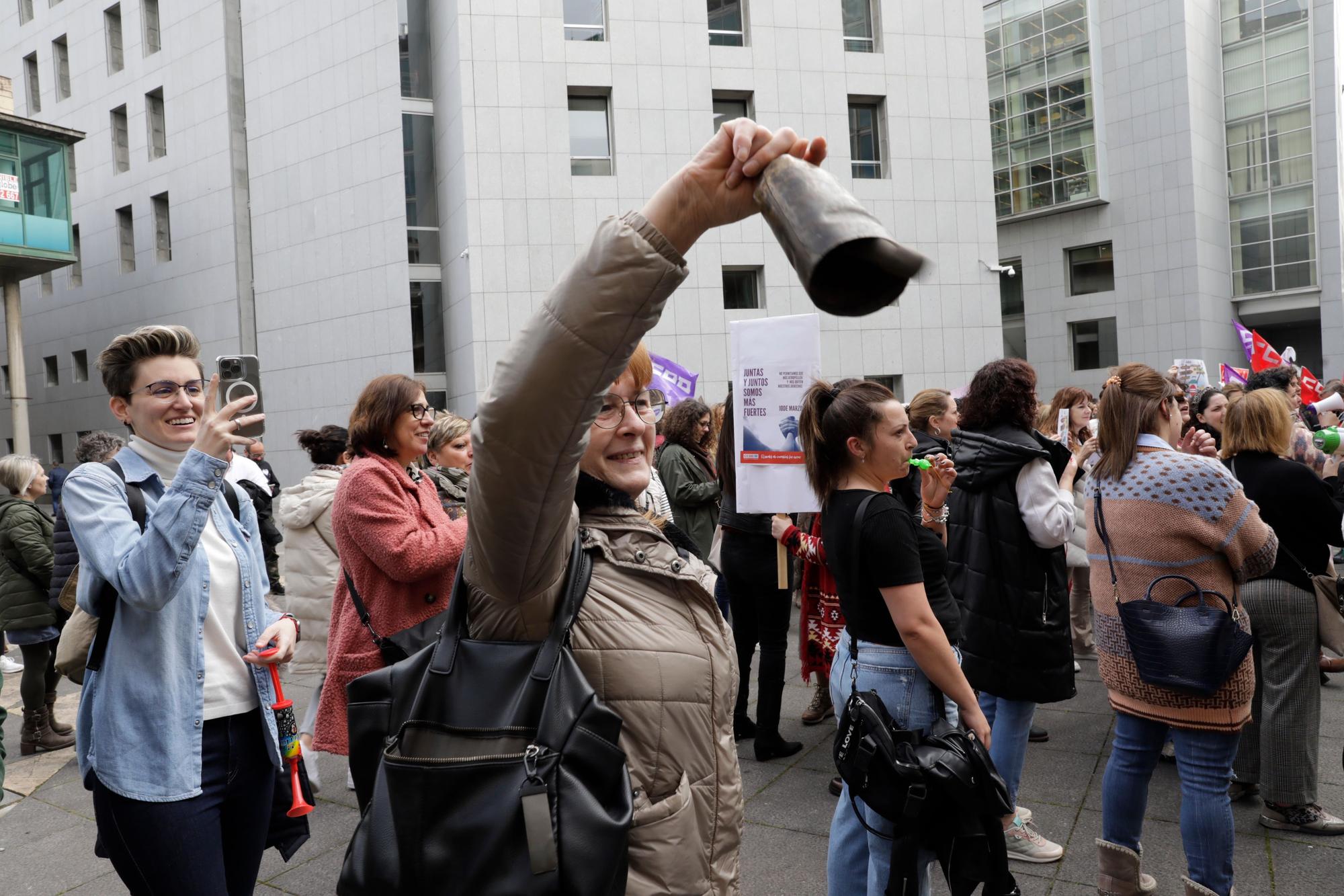 En imágenes: Multitudinaria protesta de los trabajadores del ERA: "Nuestras vacaciones no son un trueque electoral"