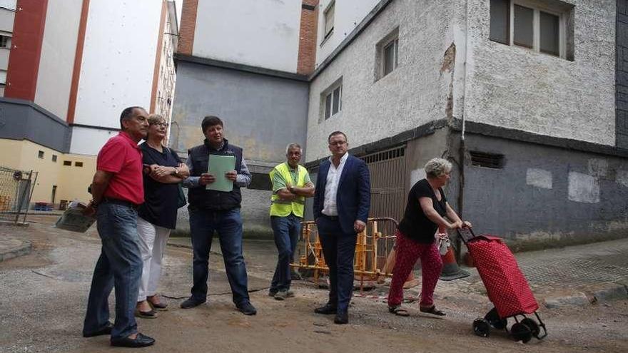 Por la izquierda, Antonio Gil, Mariví Monteserín, el ingeniero municipal Fernando Alonso, un trabajador de la empresa Ingeniería de Construcción y Obra Civil de Asturias y Joel García, ayer, en los trabajos de Versalles.