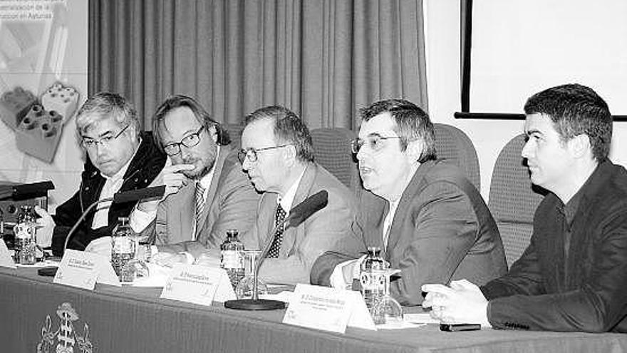 De izquierda a derecha, Izquierdo, Marroquín, Obeso, López y Hurtado, durante el acto en la Politécnica.