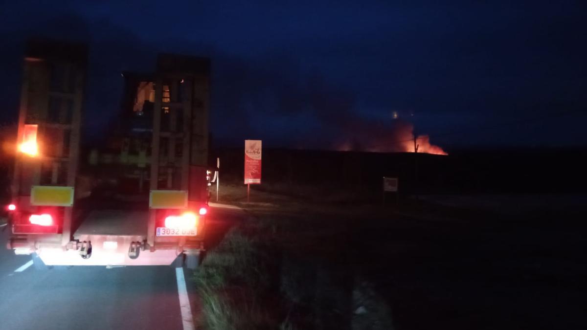 Las llamas, al fondo en el incendio declarado el jueves entre los términos de Rihonor y Santa Cruz de Abranes.