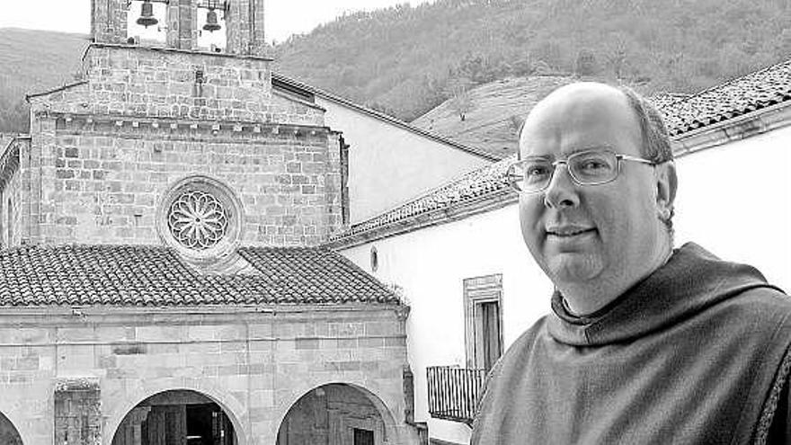 El padre Tarsicio Lemarie, frente a la iglesia de Santa María de Valdediós.