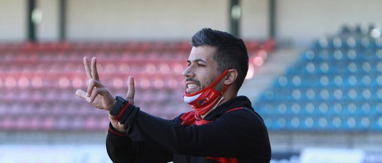 José Tizón dirigiendo a la Unión Deportiva Atios. |  IÑAKI OSORIO