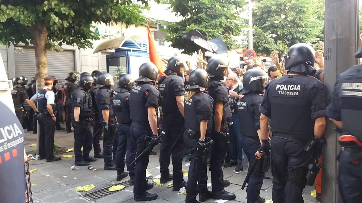 Mossos d'Esquadra impiden el paso de los CDR a la plaza del Ayuntamiento de Mataró.