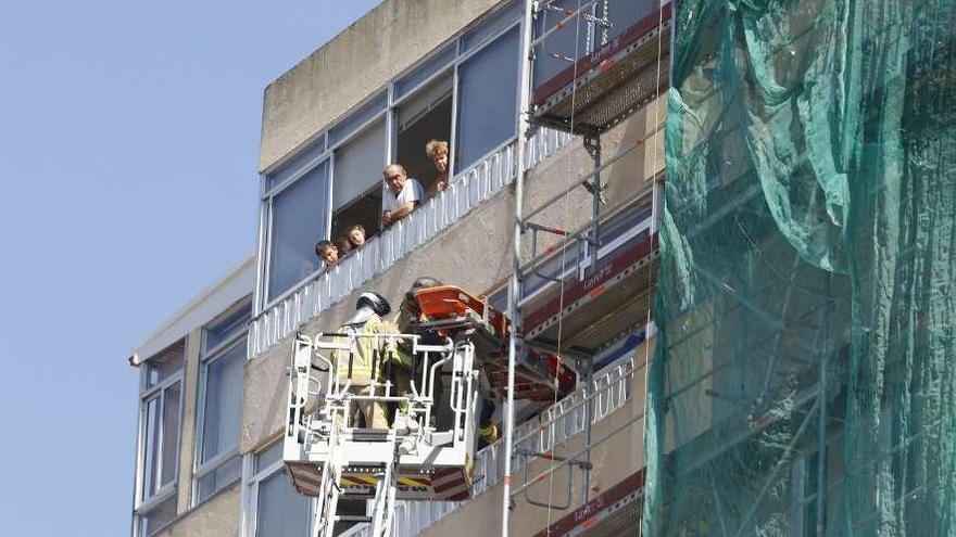 Los bomberos intentan llegar a un piso, mientras que en el superior aguardaban dos niños con sus abuelos.