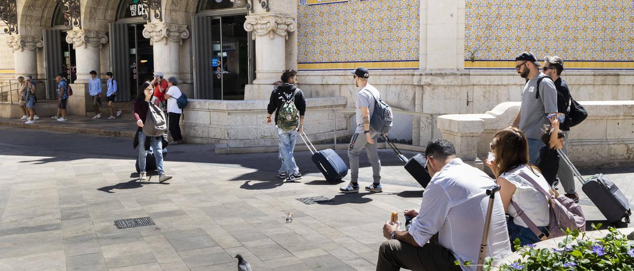 Turistas con maletas en el Mercado Central de València.