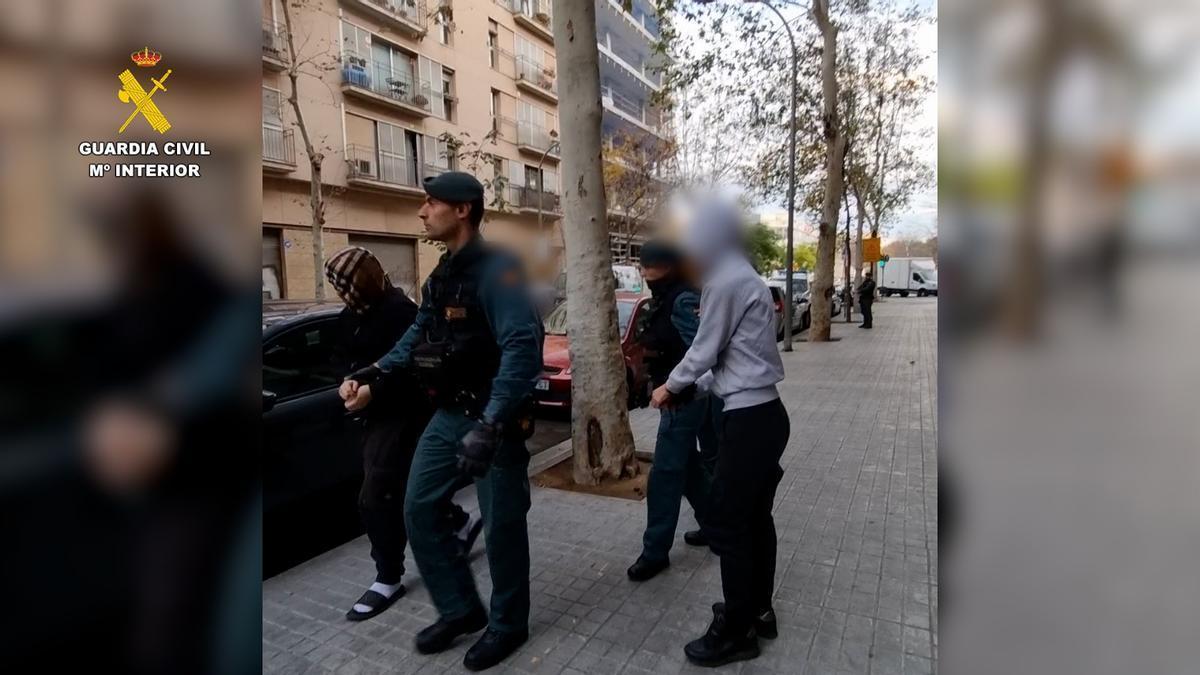 Die Guardia Civil hat in Barcelona sechs Cyberkriminelle verhaftet.