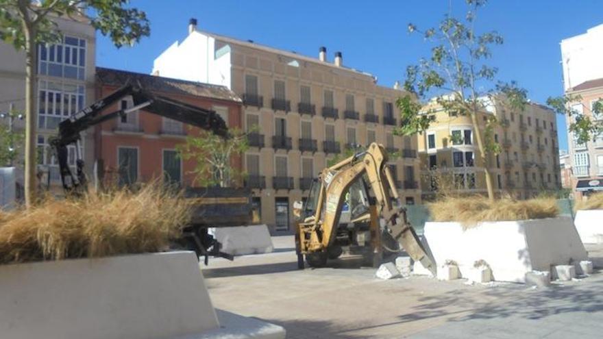 Trabajos de transformación y mejora de las jardineras en la plaza de Enrique García-Herrera.