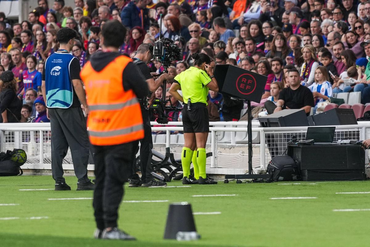 El Albitro revisa y anula un gol del barcelona en el VAR. Jugadoras del Barça y del Madrid disputan el partido de la Liga F en el Estadi Olímpic Lluís Companys, en una jornada de gran afluencia de público.