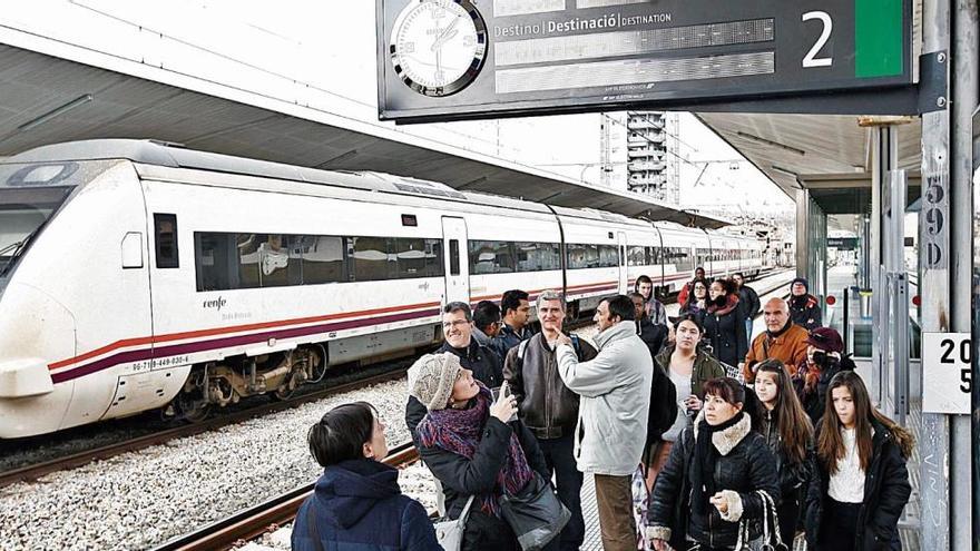 Passatgers, esperant a les vies del tren a l&#039;estació de Girona