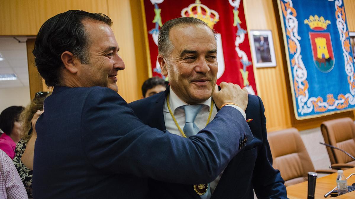 David Moreno (Vox) y José Julián Gregorio (PP) se abrazan tras lograr la alcaldía de Talavera de la Reina (Toledo).