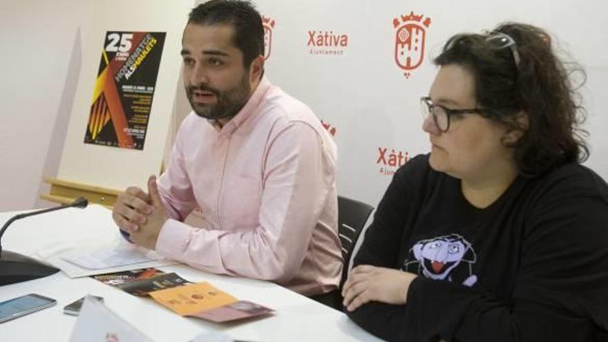 El regidor Jordi Estellés i Sònia Caparrós, de la Comissió 25 d&#039;Abril, ahir a l&#039;Ajuntament de Xàtiva.