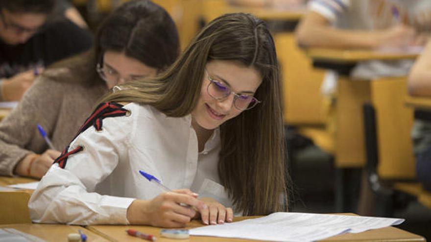 Una alumna, en la prueba de Selectividad.