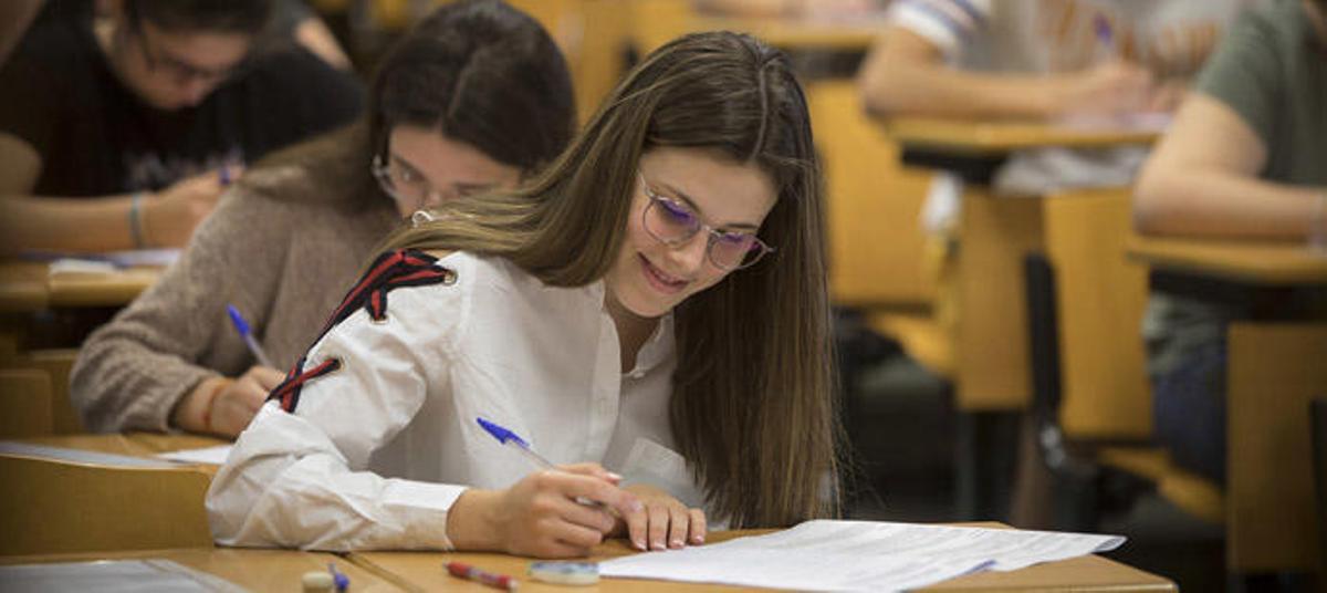 Una alumna, en la prueba de Selectividad.