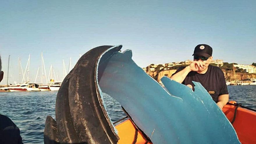 Sant Feliu Retiren tubs i plàstics de la costa
