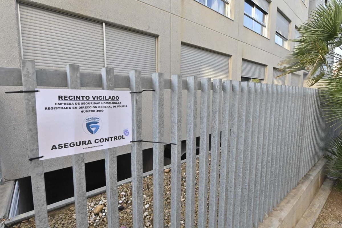 Imagen del cartel instalado en el cercado de la finca en cuestión.