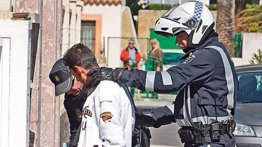 El joven que robó un bolso durante un incendio, custodiado por la Policía.