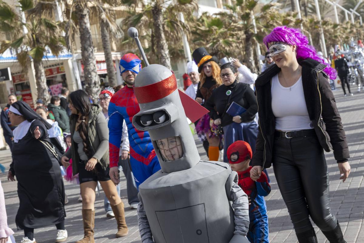 La Rua de El Arenal-Playa de Palma ha contado con variedad de comparsas con mucha inspiración y color. La Rua de El Arenal-Playa de Palma ha contado con variedad de comparsas con mucha inspiración y color.